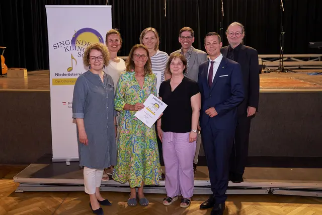 Bildungs-Landesrätin Christiane Teschl-Hofmeister (l.), Bildungsdirektor Karl Fritthum (r.) und Fachinspektor Andreas Gruber (2.v.r.) mit Vertreterinnen und Vertretern der „Singenden klingenden Schulen“ aus dem Bezirk Gänserndorf. | Foto: Monihart