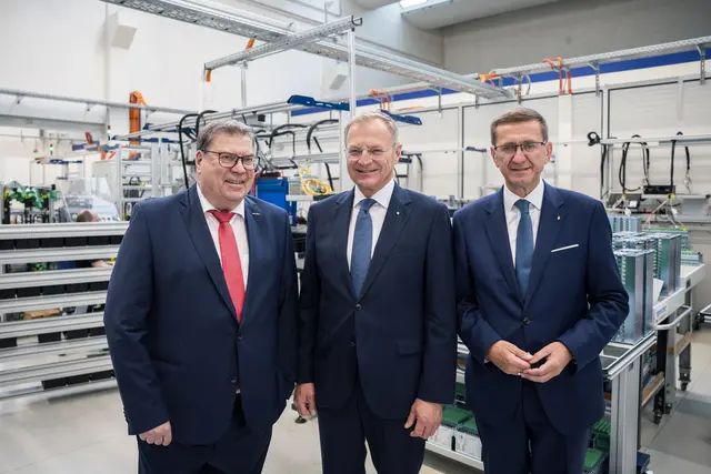 Von links: Erwin Raffeiner, CEO Sprecher Automation, Landeshauptmann Thomas Stelzer und Wirtschafts- und Landesrat Markus Achleitner (beide ÖVP).

 | Foto: Land OÖ/Max Mayrhofer