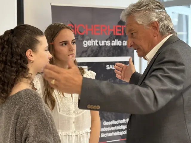 Rathgeb im Gespräch mit zwei Schülerinnen der HAK eins.  | Foto: Sabrina Moriggl