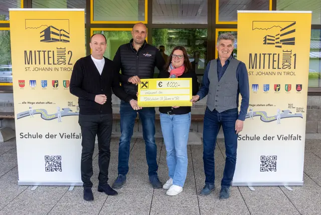Klaus Wechselberger (Dir. NMS 2), Michael Gritsch (GB Bergbahn), Anna-Maria Millinger (TVB) und Martin Kofler (Dir. NMS 1) bei der Spendenübergabe. | Foto: Lena Lackner