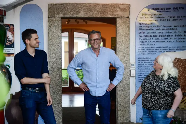 Vizebürgermeister Alexander Leutgeb, Christian Eßmeister, Gemeinderätin und Museumsobfrau Rowitha Haghofer 