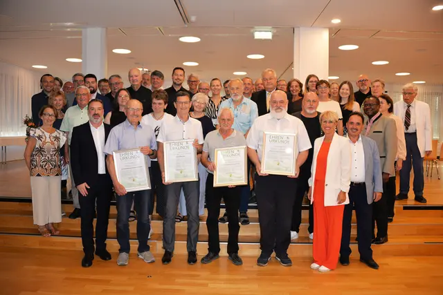 Vorne von links: Bgm. Andreas Derntl, Johann Friedl, Horst Lebschy (Obmann der Lebenshilfe-Arbeitsgruppe), Ernst Mitmannsgruber, Robert Hofstadler, Vize-Bgm. Michaela Traxler, Landtagsabgeordneter Erich Wahl. | Foto: Gemeindeamt 4222