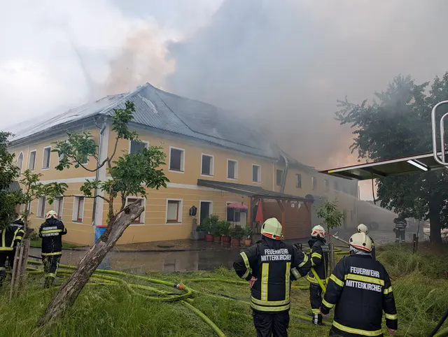 Großbrand bei einem landwirtschaftlichen Anwesen in Mitterkirchen am 1. Juni. | Foto: FF Mitterkirchen
