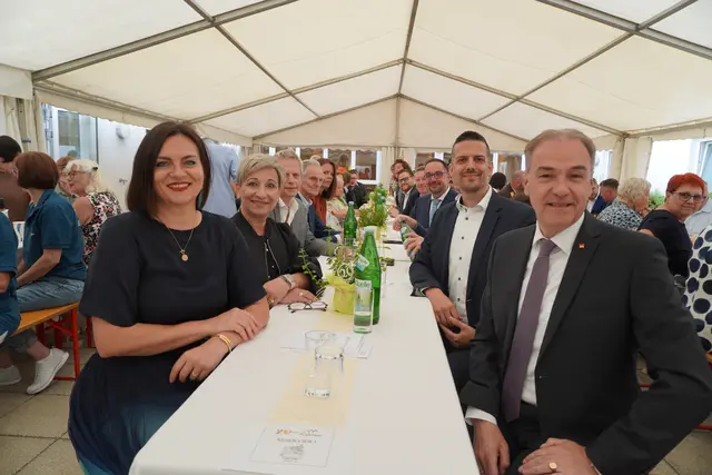 Zahlreiche Gäste aus der Politik kamen, um gemeinsam mit der Villa Martini das Jubiläum zu feiern. | Foto: Jennifer Flechl / MeinBezirk