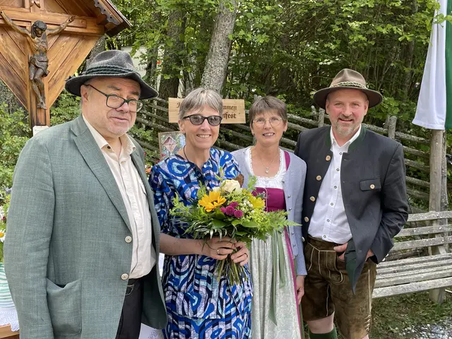 Bürgermeister Peter Raith mit Sr. Brigitta Raith, sowie Gerti und Andreas Raith (von Links). | Foto: MeinBezirk/Helmut Riedl