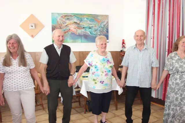 Stammtischkreis zu Ehren des Geburtstages Hr. Holzer. | Foto: J. &amp; M. Rathkolb