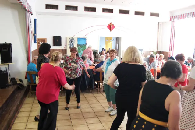 Tanzfreudige Damen beim Twist. | Foto: J. &amp; M. Rathkolb