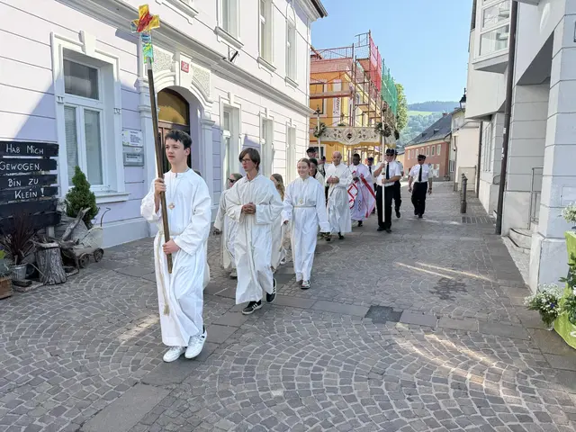 Nach dem Gottesdienst am Hauptplatz gibt es die Prozession zum Pfarrhof mit Beisammensein im Pfarrgarten. | Foto: Peter Artl