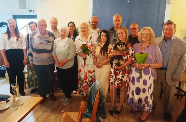Nach der Lesung von links nach rechts:
Linda Oppelmayer, Dame - WWF, Martin Fugger, Herr - WWF, Margarete Fugger, Nicole Haiberger - WWF, Helene Levar, Gerry Lagler, Gülkibar Alkan-Kirilmaz, Alfred Zieger, Hanna Oppelmayer, Christian Friedl, Gertrud Hauck, Erwin Matl | Foto: Autorenrunde