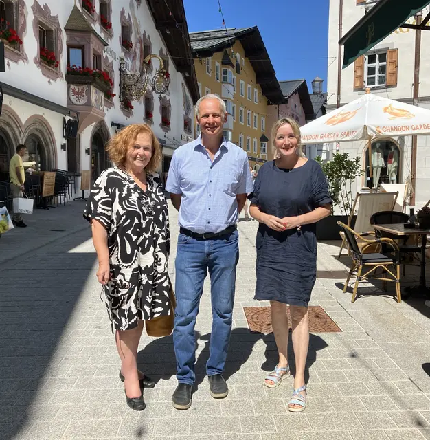 .Das Organisationsteam der 1. Kleidertauschparty in Kitzbühel: Karl Hauser (kbw Kitzbühel Leiter), Evi Oberhauser (ganz li kfb Salzburg Vorstandsfrau u. kbw Kitzbühel Mitglied) und Tania Zawadil (ganz re) von der kfb Regionalstelle Wörgl.
Die Herzen der drei schlagen heftig für die Idee der Kleidertauschparty, der sie mit der ersten, so überaus erfolgreichen Veranstaltung im Mesnerhaus auch ein Gesicht gaben. „Wir möchten mit diesem Format etwas Neues anbieten, das für alle nur Vorteile bietet: für Kleidertauschende, Kleiderbringende, die Umwelt und die Gemeinschaft".