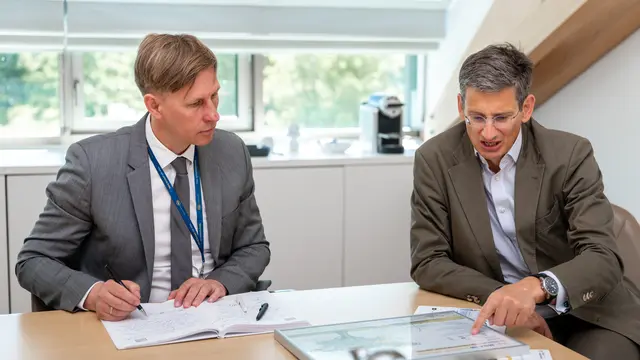 Miba-Vorstandschef F. Peter Mitterbauer (r.) im Gespräch mit MeinBezirk OÖ-Chefredakteur Thomas Winkler: "wenn andere bei Reformen mehr Gas geben und man selbst nur die Geschwindigkeit hält, wird es schwierig, aufzuholen." | Foto: MeinBezirk/Thomas Siegl
