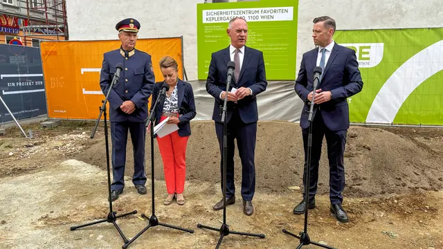 Dritter von links: Bundesminister für Inneres, Gerhard Karner (ÖVP). | Foto: Andreas Pölzl/MeinBezirk