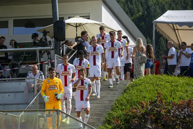Die Rapidler, angeführt von Kapitän Matthias Seidl, bei einem Testspiel im Juli 2025 in Grein. | Foto: Reinhard Huber Picture/Tsv Meisl Grein