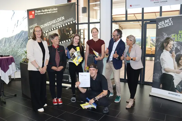 Nicole Heymich und Johanna Ruetz (Förderverein der TFBS für Tourismus und Handel in Landeck) mit der Siegerin Lena Kuntner (Billa Lechaschau), der Zweitplatzierten Eva-Marie Larcher (Larcher Sport Feichten), dem Drittplatzierten Aaron Scharlach sowie dem TFBS-Pädagogen Clemens Unterthiner und Direktorin Martina Bombardelli, (v.l.).  | Foto: Elisabeth Zangerl 