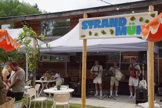 "Beach Club Flair" auf die Kranzling verspürten die Besucher bei der Eröffnung des neuen Lokales "Strandmühl" auf der Kranzling am Sonntag in Haslach.  | Foto: Helmut Eder
