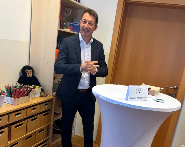 Bürgermeister Emanuel Pfeifer bei der Eröffnung des Forschungsraumes. | Foto: Gemeinde Sinabelkirchen