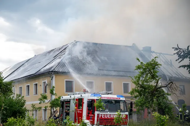 Großbrand bei einem landwirtschaftlichen Anwesen in Mitterkirchen am 1. Juni. | Foto: FOTOKERSCHI / SIMON BRANDSTÄTTER