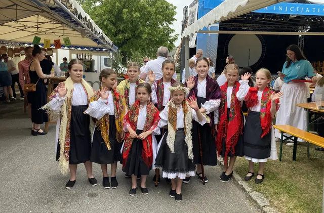 Die kleinen Mädchen der Folkloregruppe aus Koljnof/Kophaza vor dem Auftritt | Foto: Gesa Buzanich