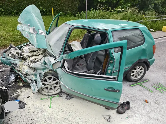 Der Pkw des 36-Jährigen begann aufgrund des Unfalls zu brennen. | Foto: Freiwillige Feuerwehr Lavamünd