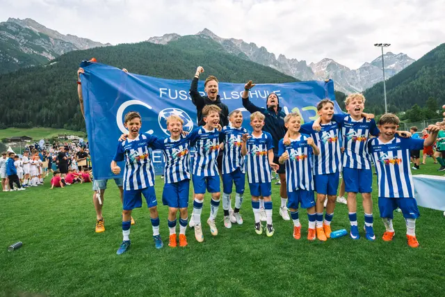 Die Sieger in der Altersklasse U11: Die Kicker der Fussballschule Coach 13 aus Kärnten konnten ordentlich Feiern.  | Foto: Pernsteiner