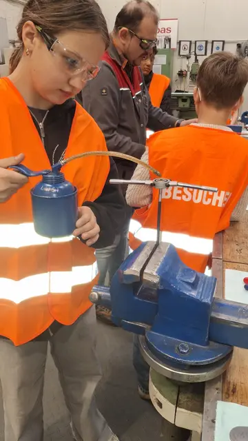 Pamina voll konzentriert beim praktischen Arbeiten in der Firma URBAS | Foto: Mittelschule Kühnsdorf