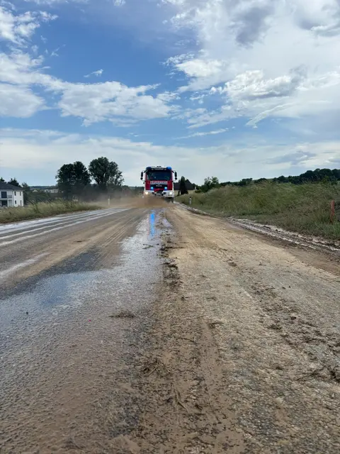 HLF3 und WLF mit Tank unterstützen bei der Reinigung. | Foto: FF Hollabrunn