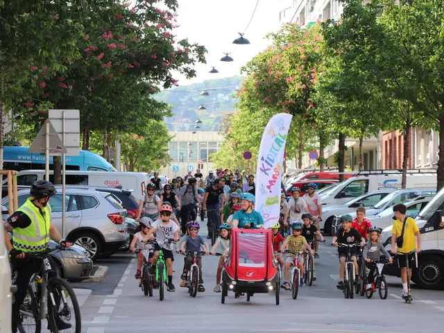Die Raddemo wurde von der Polizei auf Rädern begleitet. Dazu sorgten Lautsprecher, aus denen Musik kam, für die richtige Stimmung.  | Foto: Reinhard Klauser