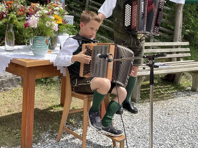 Der kleine Maxi beeindruckte mit seinem virtuosem Spiel auf der Steirischen Harmonika. | Foto: MeinBezirk/Helmut Riedl