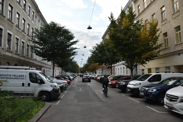 Einige Radler kritisieren die parkenden Autos in der Hasnerstraße. | Foto: Lukas Ipirotis/MeinBezirk