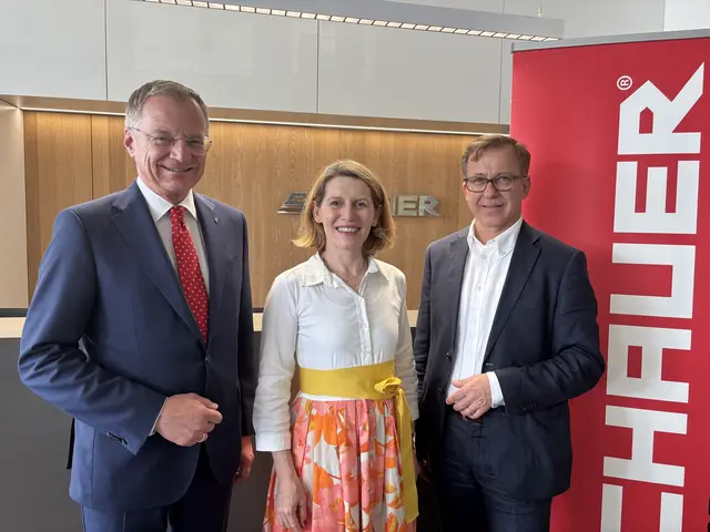 Landeshauptmann Thomas Stelzer (ÖVP) mit Geschäftsführerin Elisabeth Vogl und Geschäftsführer Michael Thumfart. | Foto: MeinBezirk/Cornelia Karrer