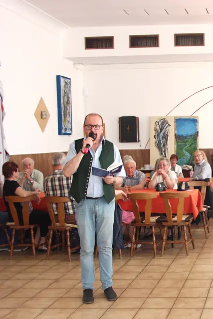 Der Stammtischleiter begrüßt seine Gäste und Musikanten. | Foto: J. &amp; M. Rathkolb