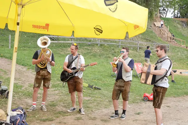 Auch musikalisch wurde beim Grebenzenhaus einiges geboten. | Foto: MeinBezirk/Michael Blinzer