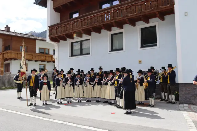 Mehrere Traditionsvereine wohnten der Feier bei. | Foto: Elisabeth Zangerl