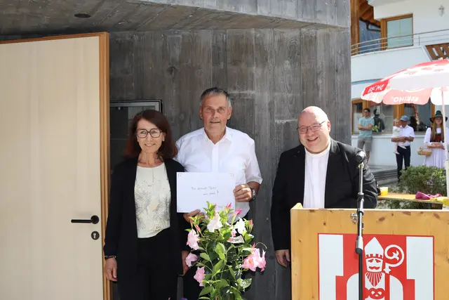 Pfarrer Bernhard Speginger bedankte sich bei Albrecht Pfeifer und dessen Gattin für den großen Einsatz. | Foto: Elisabeth Zangerl