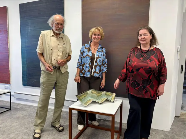 Bürgermeisterin Margarete Jarmer mit den Künstlern Maria Baumgartner und Vladimir Koci. | Foto: Markus Kahrer