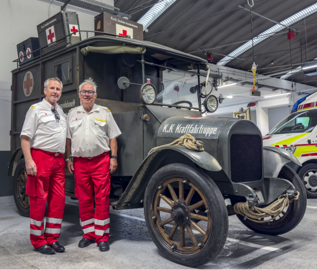 Bezirksrettungskommandant Andreas Heinz (l.) neben einem echten Oldtimer des Rettungswesens. | Foto: Sihorsch