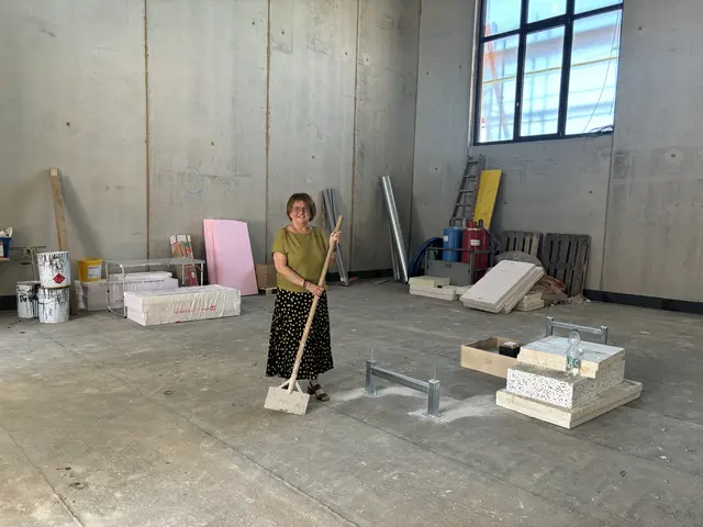 Der neue Turnsaal zählt zu den größten Bauprojekten, welche die Gemeinde Gurten in den vergangenen Jahren umgesetzt hat. Bürgermeisterin Petra Mies schaut bei der Baustelle regelmäßig nach dem Rechten.  | Foto: MeinBezirk/Wiesbauer