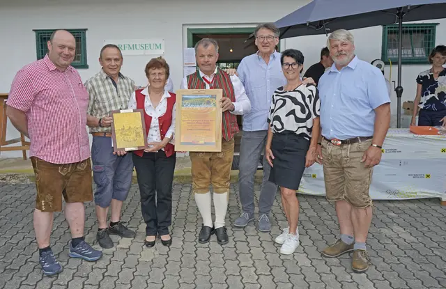 Reingard und Sepp Meier sowie Obmann Philipp Hassler wurden für ihr Engagement vom Vulkanland und der Gemeinde Kirchberg an der Raab geehrt. | Foto: MeinBezirk