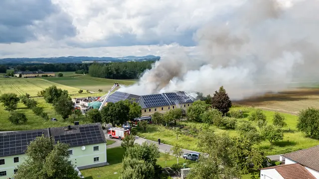 Großbrand bei einem landwirtschaftlichen Anwesen in Mitterkirchen am 1. Juni. | Foto: FOTOKERSCHI / SIMON BRANDSTÄTTER