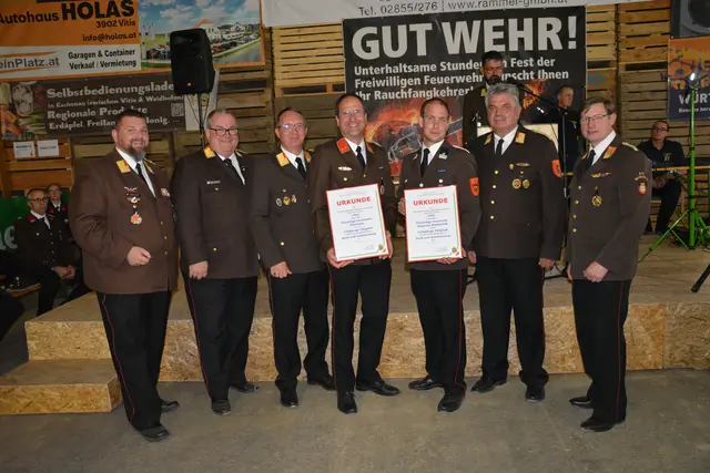 Jubiläumsurkunden für 125-jähriges Bestehen an FF Eschenau und FF Edelprinz-Wiederfeld: Bezirksfeuerwehrkommandant Michael Litschauer, Viertelskommandant Ewald Edelmaier, Bezirksfeuerwehrkdt-Stv. Andreas Zainzinger, Wolfgang Hofbauer (FF Eschenau), Markus Talkner (FF Edelprinz-Wiederfeld), Abschnittsfeuerwehrkommandant Christian Panagl und sein Stv. Georg Diesner (v.l.) | Foto: AFK Waidhofen/Thaya