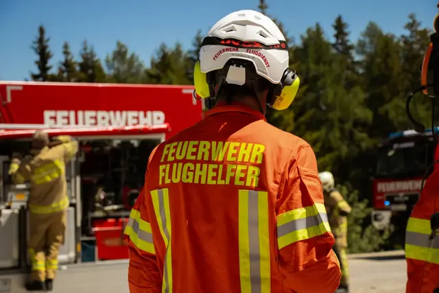 Bei einer Flughelfer-Weiterbildung am Flugplatz im Mauterndorf konnten die Einsatzkräfte sowohl die Maschinen der Polizei als auch der Bundesheers kennenlernen. | Foto: Thomas Keidel