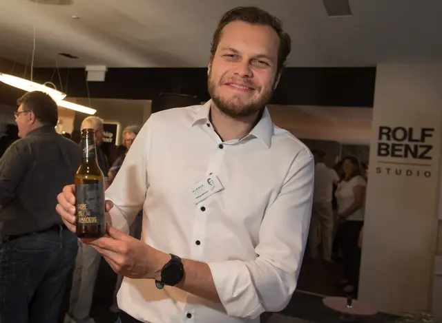 Philipp Wimmer mit Falco-Bier | Foto: Wimmer Wohnen