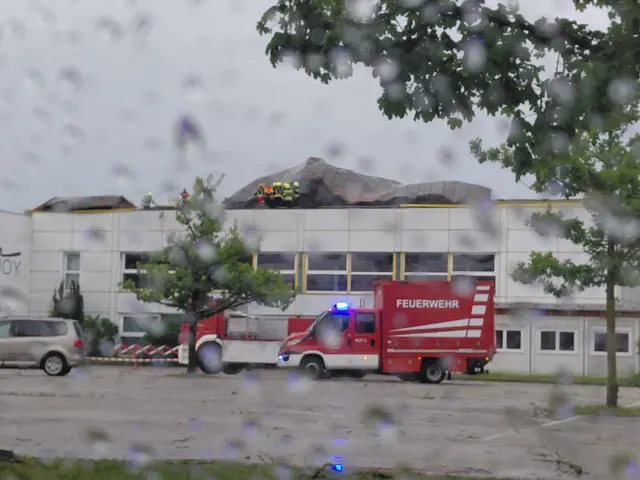 Die Feuerwehr bei den Arbeiten bei der Vitalwelt Perg. | Foto: Robert Langeder