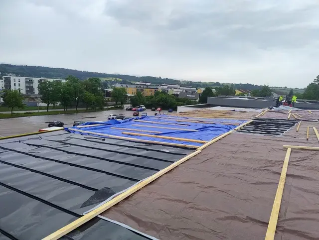 Die FF Perg bei den Arbeiten am Dach des Hallenbads Perg. | Foto: FF Perg