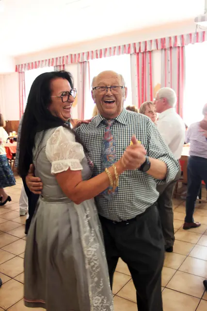 Fröhlich beim Tanzen - fit und gesund! Der ehemalige Stammtischleiter Josef Schneider (88) mit seiner Tochter Gerlinde Lanzenlechner. | Foto: J. &amp; M. Rathkolb