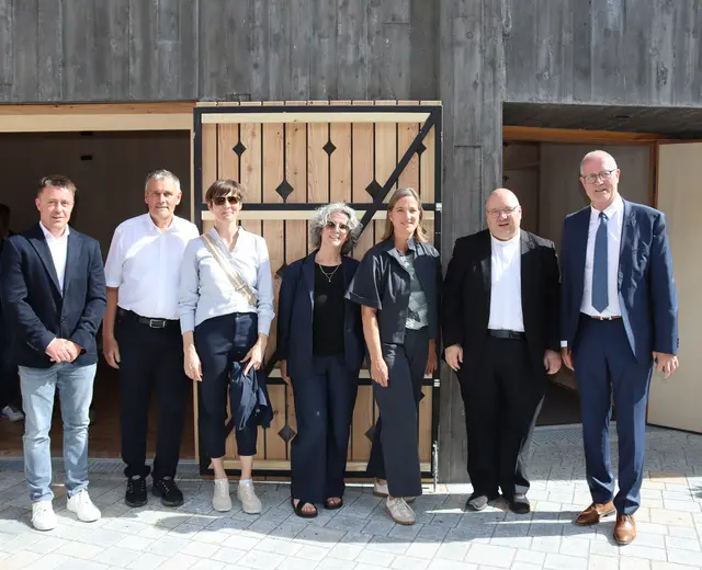 Vertreter von Pfarre und Gemeinde mit den Architekten. | Foto: Elisabeth Zangerl
