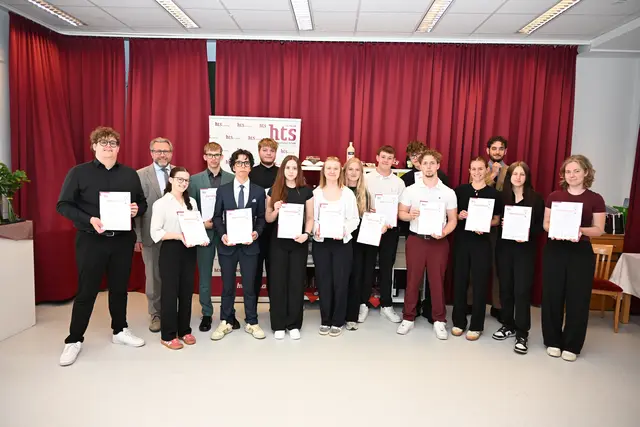 Fachvorstand Albert Decker und Lehrer Sebastian Heindl sind stolz auf die neuen Jungbarkeeper: Paul Hochreiter, Marlene Bader, Fabio Maier, Maximilian Poulisis, Manuel Bundschuh, Madleen Moskala, Anastasia Barnowska, Sarah Hinterleitner, Felix Hager, Felix Rohrer, Adriano Zanot, Flora Masching, Victoria König und Silvana Grübl | Foto: Haiderer