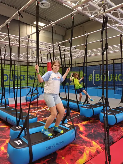Nach einer kurzen Einschulung stürzten sich die Schüler:innen voller Energie in die Welt der Trampoline. | Foto: Sport/Mittelschule St. Valentin