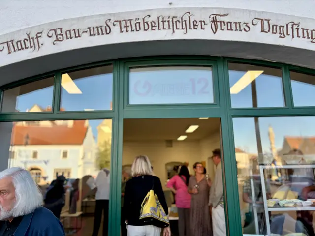 In der „Galerie 12“ am Hauptplatz der Krahuletzstadt Eggenburg treffen Keramik und Malerei aufeinander. | Foto: Markus Kahrer