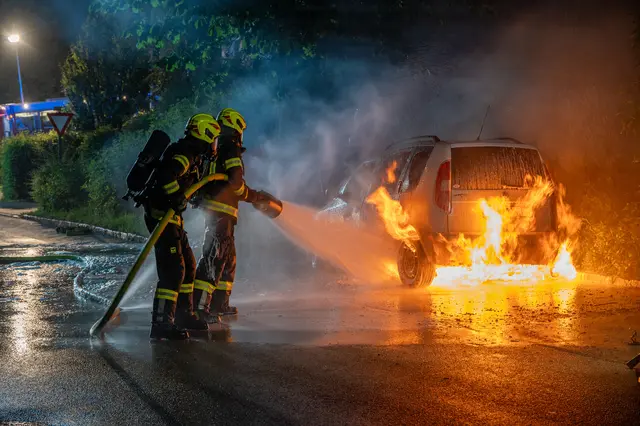 Als Polizei und die Freiwillige Feuerwehr Kirchdorf eintrafen, stand der Frontbereich des Fahrzeugs bereits in Vollbrand.  | Foto: Team fotokerschi